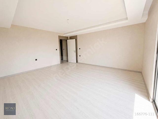Karşıyaka'da 5+1 Geniş Bahçeli Site İçi Villa ROXİ GYD