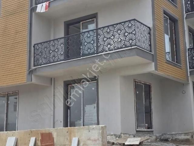 Karaçulha Çalıca Mahallesi'nde Ara Kat 2+1 Daire Satılık Havuzlu