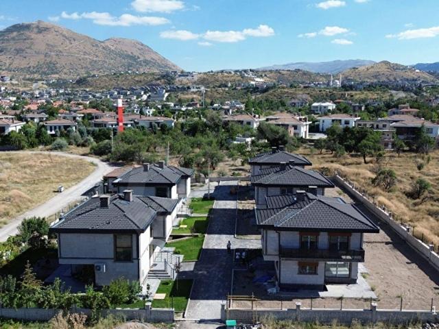 KARACA GAYRİMENKULDEN SATILIK LÜKS 5.5+1 VİLLA MELİKGAZİ ERENKÖY