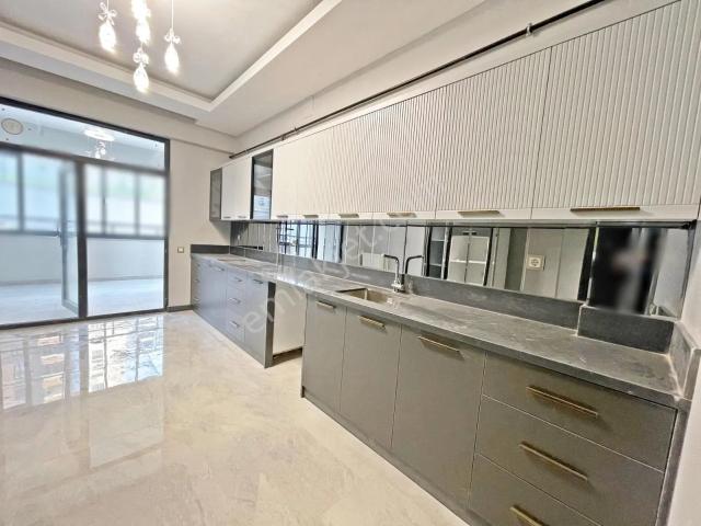 Karacaahmet2'de Arakat Geniş Oturum Çift Balkon Şık Tasarmlı 3+1