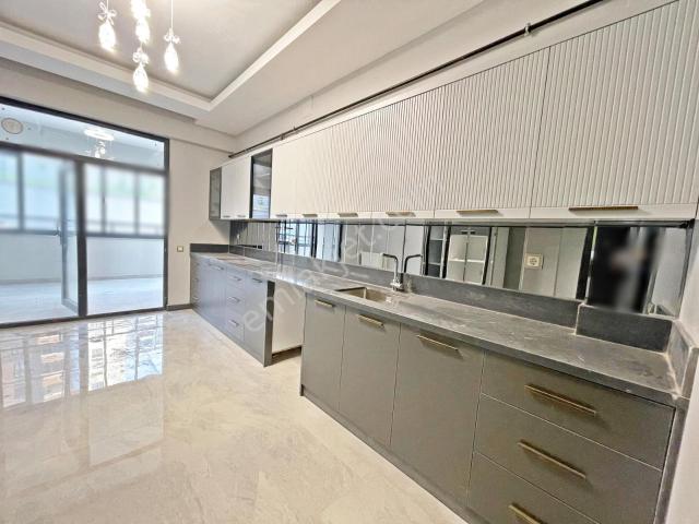 Karacaahmet2'de Arakat Geniş Oturum Çift Balkon Şık Tasarmlı 3+1