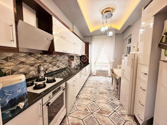 Karacaahmet'de Okul Çevr.cadde Üzeri Geniş Oturm Bakımlı 3+1