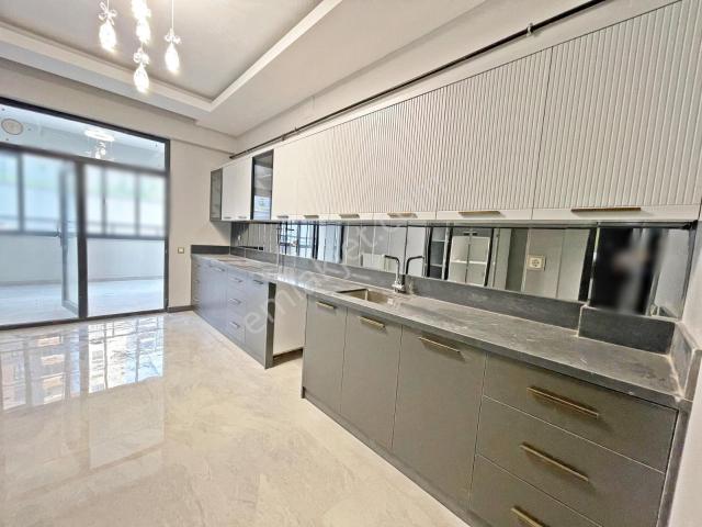 Karacaahmet'te Geniş Oturum Çift Balkon Şık Tasarımlı 3+1 Daire