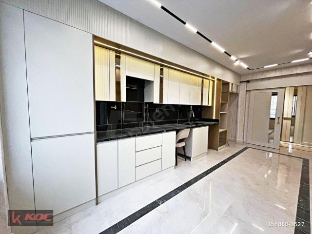 KARACAAHMET'TE GENİŞ OTURUMLU CAM BALKONLU U.LÜX 2.5+1 DAİRE