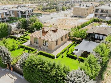 Karaca'dan Karahüyük'te 1372 M2 Arsa İçinde Harika Villa