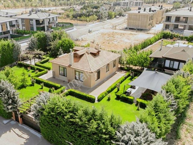 Karaca'dan Karahüyük'te 1372 M2 Arsa İçinde Harika Villa