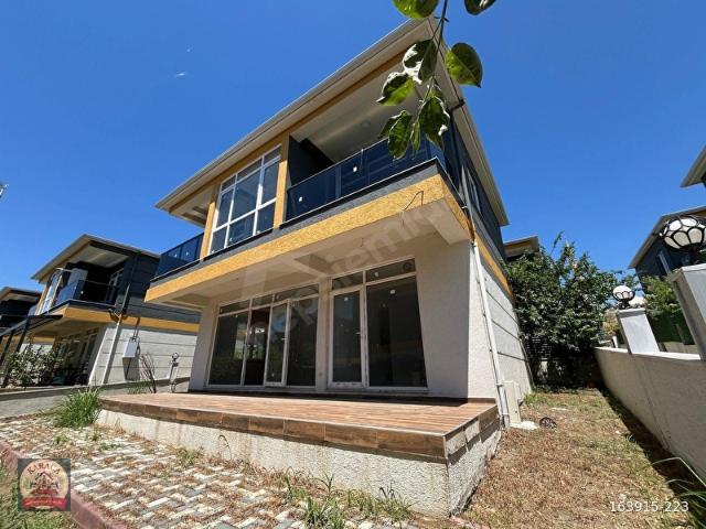 KARACA'DAN YENİCE MAH. HAVUZLU SİTE İÇERİSİNDE 4+1 SATILIK VİLLA