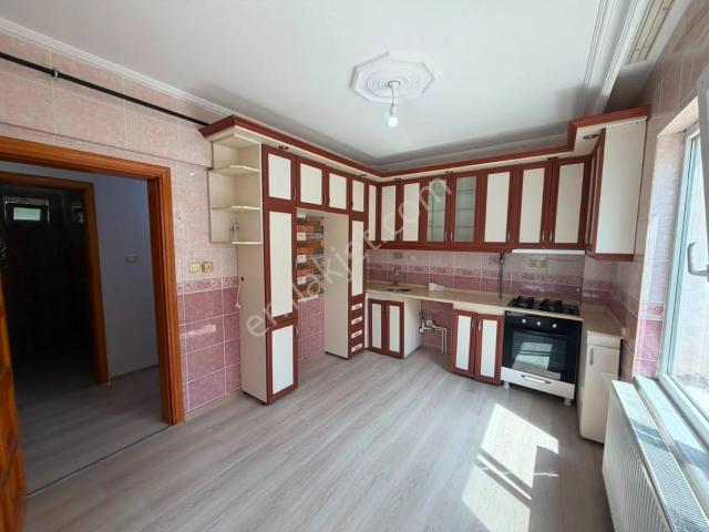 Karacaibrahim Mahallesi Kiralık 3+1 Cadde Üzeri Geniş Daire