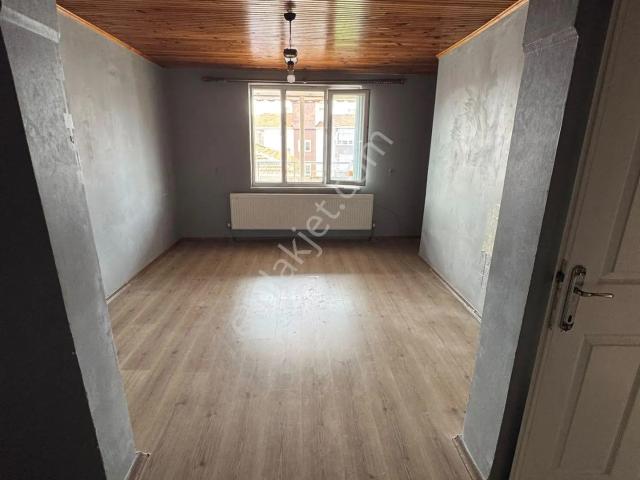 Karacaibrahim Mahallesinde Geniş Teraslı 2+1 Kiralık Daire
