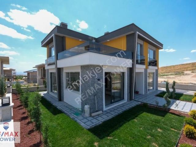 Karacakaya'da Site İçerisinde Satılık 4+1 Villa
