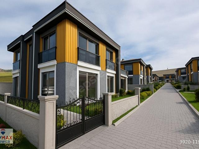 KARACAKAYA'DA SİTE İÇERİSİNDE SATILIK 4+1 VİLLA
