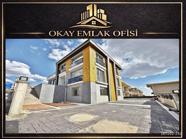 KARACAKAYA'DA SİTE İÇİ BÜYÜK BAHÇE 5 BANYO 3 KAT 6+1 VİLLA