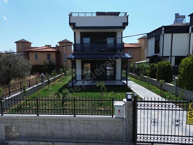 Karaağaç mahallesinde müstakil villa