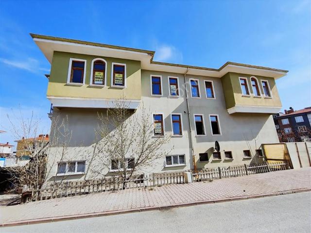 Karaaslan Villarında 2 Buçuk Katlı 2 Kiracılı Satılık Bina