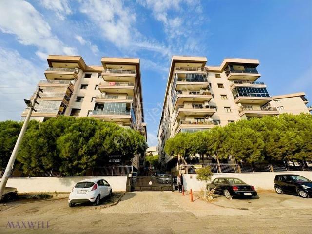Karabağlar Site İçerisinde 3+1 Ebeveyn Banyolu