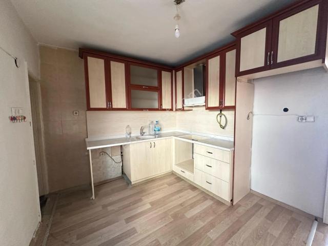 Karabağlar Uğur Mumcu'da Kiralık 2+1 Köşe Daire