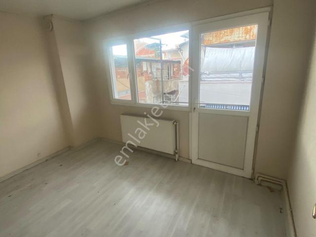 Karabağlar Yunus Emre'de Geniş Balkonlu 2+1 Kiralık Daire