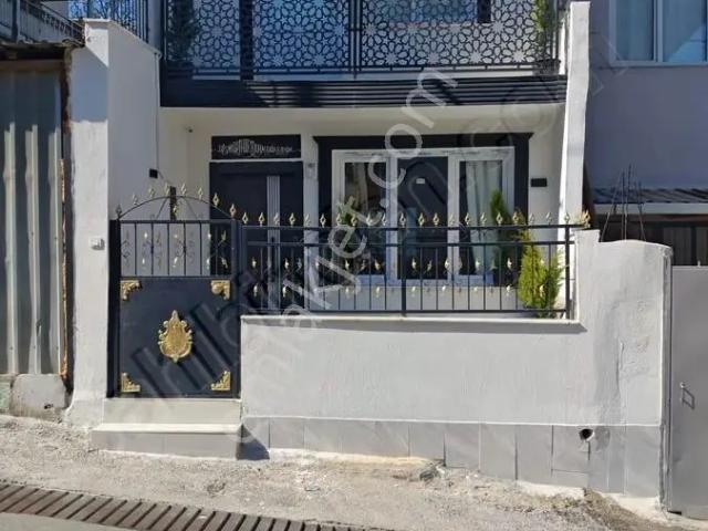 Karabağlar'da Merkezi Konumda Satılık Lüks Tripleks Villa