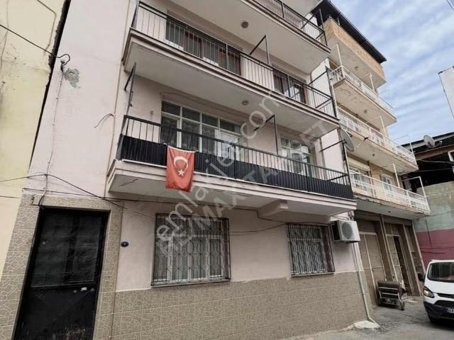 Karabağlarda Merkezi Konumda 3+1 Geniş Ve Aydınlık Daire