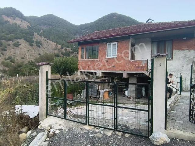 Karabük Merkez Pirinçlik Mevkii Kahyalar Köyü’nde 788 M² Arsa İçerisinde Müstakil Bahçeli Ev!