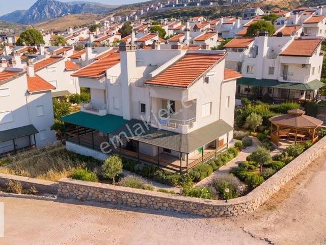 Karaburun Büyükkent Sitesinde Denize Sıfır Villa