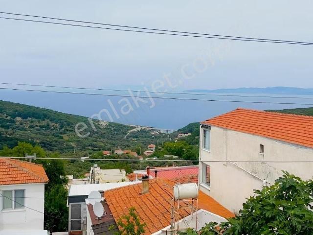 Karaburun Eğlenhoca'da Deniz Manzaralı Köy Evi