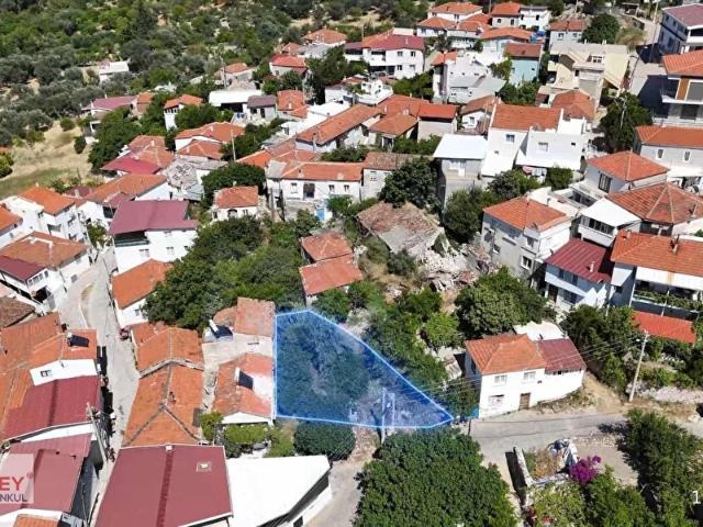 Karaburun Eğlenhoca'da Müstakil Deniz Manzaralı Avlulu Kargir Ev