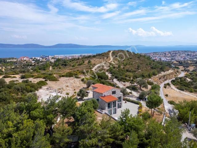 Karaburun Mordoğan'da Panaromik Deniz Manzaralı Taş Villa