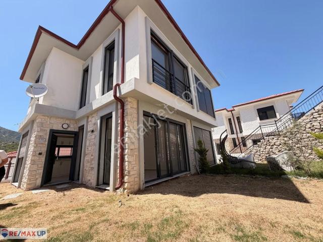 Karaburun Saip Mahallesi'nde Bahçeli 2+1 Kiralık Villa
