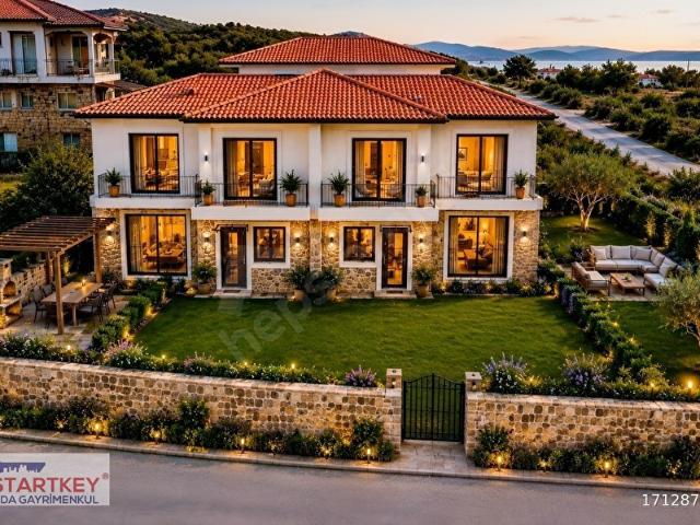 Karaburun Saip Mahallesi'nde Dağ ve Deniz manzaralı 3 + 1 villa