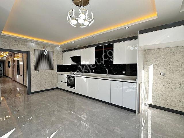 Karakaya'da Modern Tasarım & Ultralüks Donanımlı 3+1 Daire