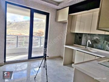 KARAKAYA'DA SIFIR CADDEYE CEPHE EBEVEYN BANYO 3+1 ARA KAT