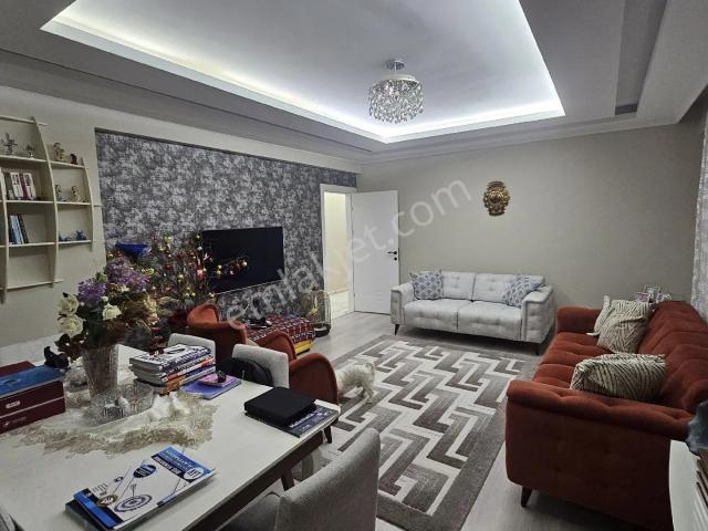 Karakayalarda Havuzlu Sitede Satılık Daire