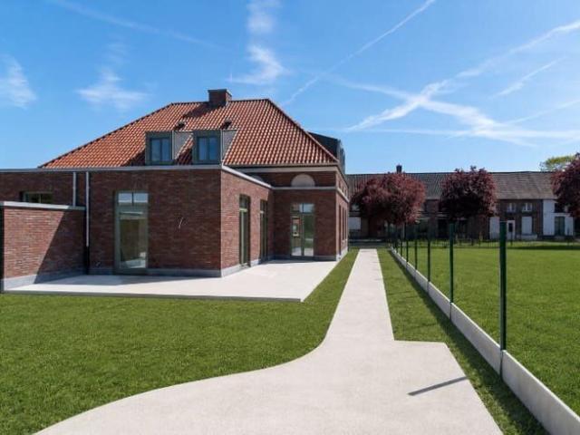 Karakteristieke nieuwbouw met garage en tuin in Moerbrugg.