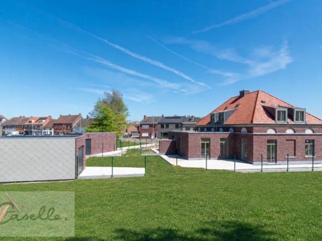 Karakteristieke nieuwbouw met garage en tuin in Moerbrugg.