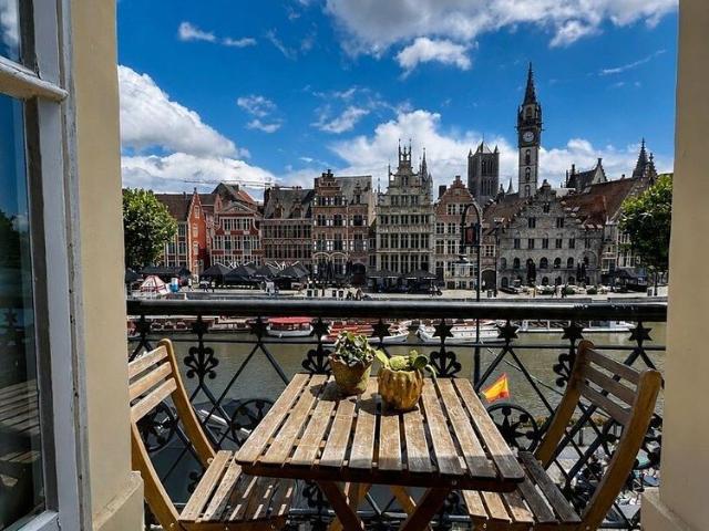 Karaktervol 2 slaapkamer appartement met uniek zicht op het water aan de Korenlei