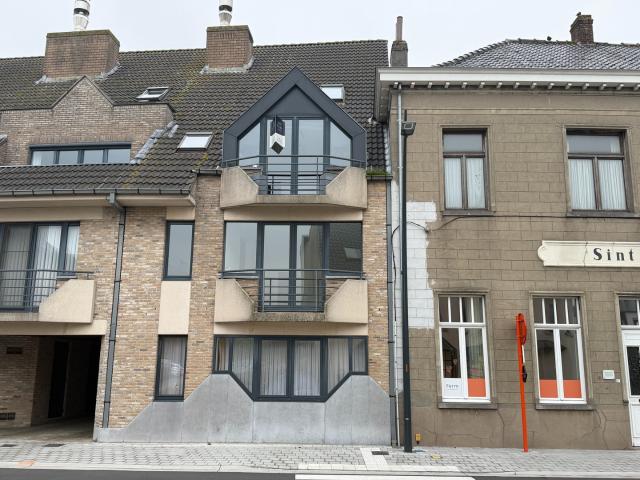 Karaktervol en royaal duplex appartement 120 m² met 3 slaapkamers, 2 terrassen én garagebox in hartje Zedelgem
