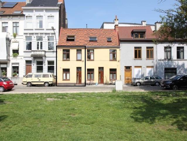 Karaktervolle rijwoning aan het Baudelopark, centrum Gent