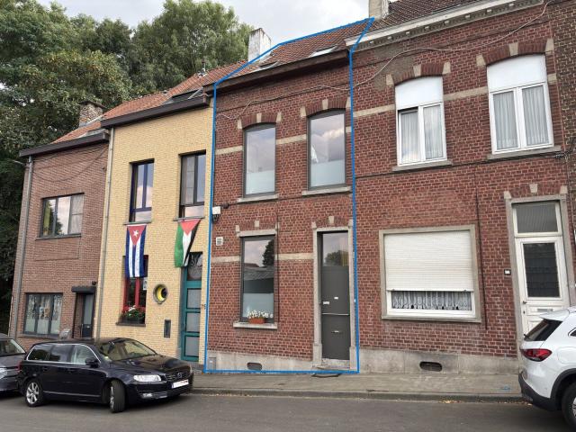 Karaktervolle rijwoning met drie slaapkamers en stadstuin.