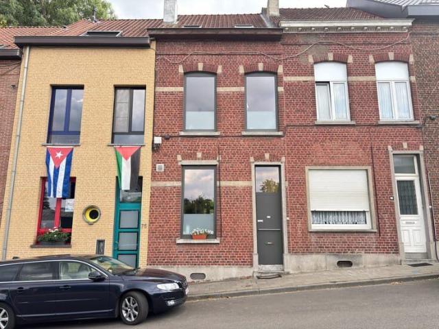 Karaktervolle rijwoning met stadstuin en drie slaapkamers.