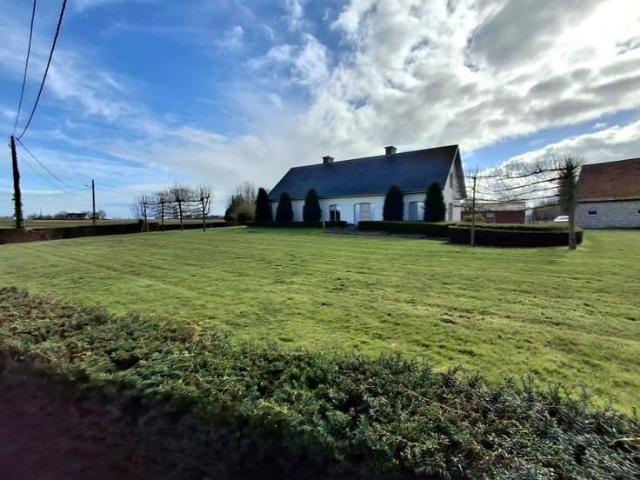 KARAKTERVOLLE VILLA MET LANDELIJKE VERGEZICHTEN IN KANEGEM