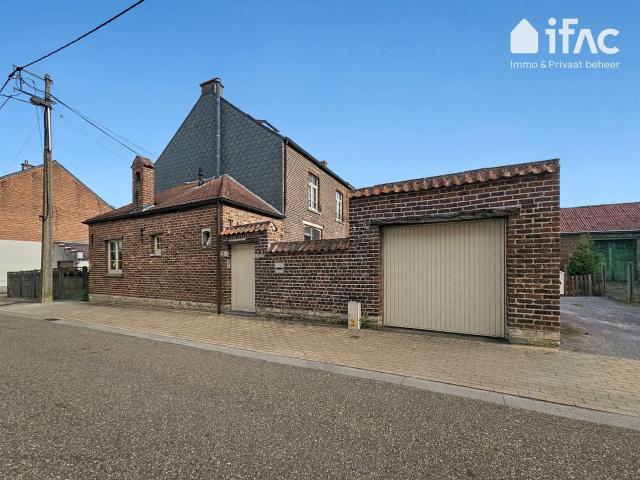Karaktervolle woning met leuk terras en garagebox