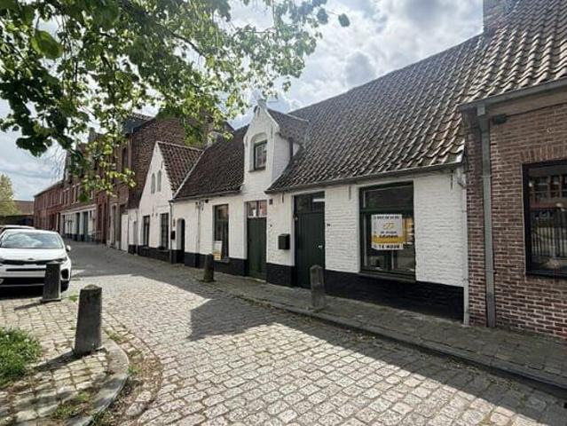 karaktervolle 2 slaapkamerwoning met ruim TERRAS te huur.