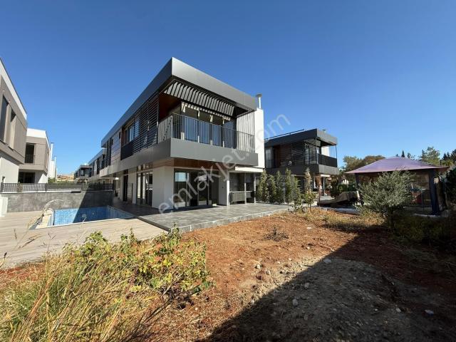 Karahan'da/blv Üzeri/site/bağımsız/dublex/5+1/5banyo/havuz/bahçe