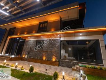 Karahüyükte Hatıp Caddesi Üzerinde 5.5+1 Geniş Müstakil Villa