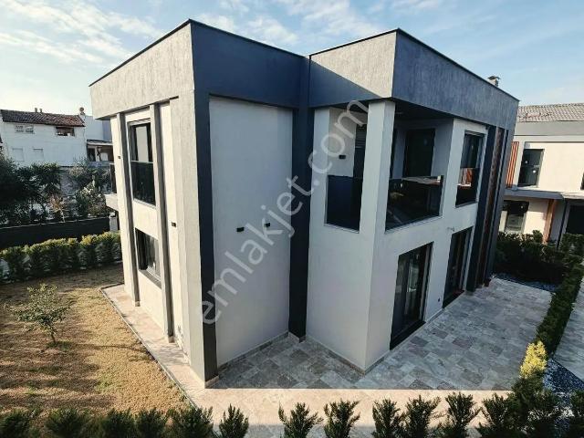 Karaova Da Denize 600 Mt 3+1 Havuzlu Sitede Fıtsat Villa