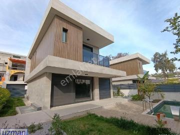 Karaova'da Müstakil Havuzlu Doğalgazlı 5+1 Kiralık Villa