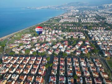 Karaova'da Plaja Sadece 80 Metre Mesafede Yenilenmiş 4+3 Villa