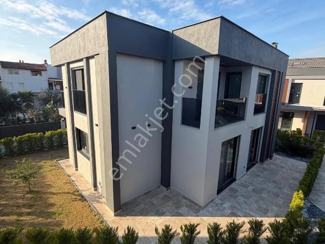 Karaovada Tek Müstakil Ortak Havuzlu Denize 800 Mt Mesafede Lüks Villa