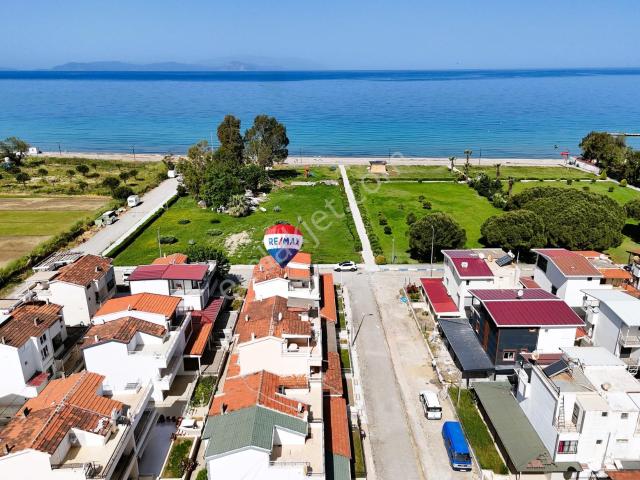 Karaova'da Yıllık Kiralık Denize Sıfır Konumda Eşyalı Villa